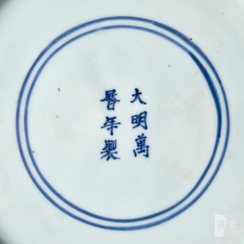 A blue and white box and cover, - 图9